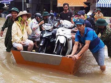 Lực lượng cứu hộ sơ tán dân tại đường Mạc Cửu, thị trấn Dương Đông. 