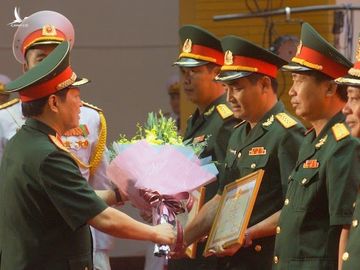 Bộ trưởng Quốc phòng trao bằng khen cho 5 tập thể xuất sắc tham dự Army Games 2019. Ảnh: HT