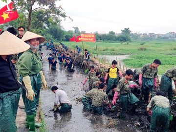 Bộ đội Đặc công tham gia giúp dân làm sạch kênh mương, cải tạo môi trường trên địa bàn huyện Thanh Trì, Hà Nội. Ảnh: Hồng Lương