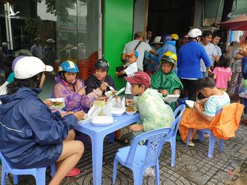 Nhiều bà con bán vé số ngồi ăn luôn tại quán, các bạn trẻ phải kê bàn để mọi người ăn được thoải mái. (Ảnh: TTO) 