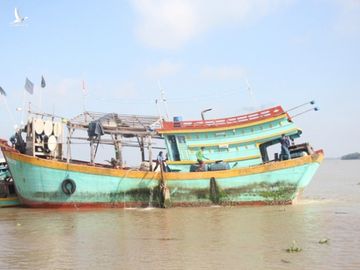 Ngư dân Việt Nam kể chuyện cứu 22 thuyền viên Philippines bị tàu Trung Quốc đâm - Ảnh 4.