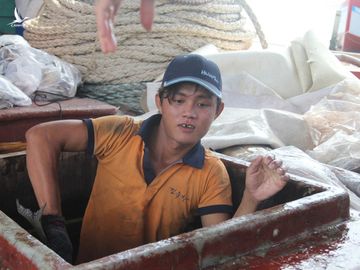 Anh Trần Văn Thịnh, 21 tuổi, nhớ lại lúc đó đang ngủ say thì thuyền trưởng gọi đây để cứu người - Ảnh: MẬU TRƯỜNG