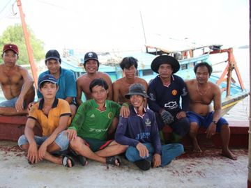 Ngư dân Việt Nam kể chuyện cứu 22 thuyền viên Philippines bị tàu Trung Quốc đâm - Ảnh 1.