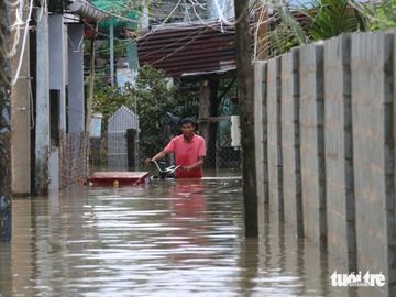 Phú Quốc nhiều nơi vẫn ngập sâu gần 2m dù mưa đã ngớt - Ảnh 6.