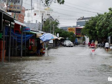 Phú Quốc nhiều nơi vẫn ngập sâu gần 2m dù mưa đã ngớt - Ảnh 4.