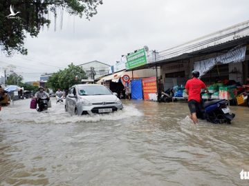 Phú Quốc nhiều nơi vẫn ngập sâu gần 2m dù mưa đã ngớt - Ảnh 1.