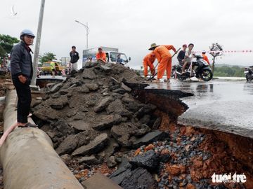 Một đoạn đường Trần Phú, đoạn cuối Sân bay Phú Quốc cũ, bị sạt lở nghiêm trọng đang được khắc phục. 