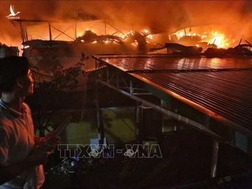 Lửa bùng cháy trên diện rộng.