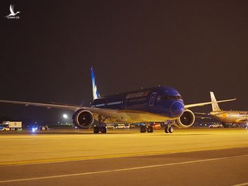 Chiếc máy bay lớn nhất Việt Nam hạ cánh xuống Nội Bài. Dự kiến, Vietnam Airlines sẽ sử dụng chiếc tàu bay B787-10 trên chặng Hà Nội – TPHCM và các đường bay quốc tế trọng điểm, như Việt Nam – Hàn Quốc từ tháng 9/2019.