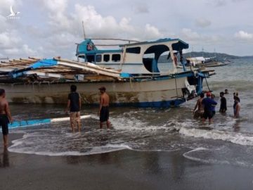 Tàu cá Gem-Ver 1 của Philippines được đưa vào bờ sau vụ việc /// Tuần duyên Philippines