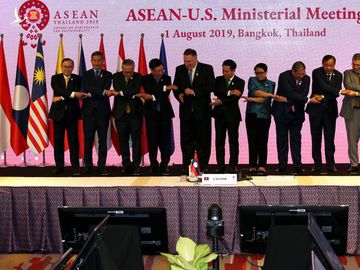 Ngoại trưởng Mỹ chụp ảnh lưu niệm cùng ngoại trưởng các nước ASEAN (Ảnh: Reuters) 