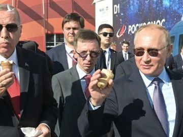 Từ Moscow: Lần đầu tiên trong lịch sử TT Putin cùng TT Erdogan dự MAKS 2019 - Vali hạt nhân kè bên cạnh, đoàn xe hộ tống áp sát - Ảnh 2.