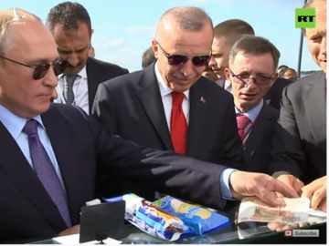 Từ Moscow: Lần đầu tiên trong lịch sử TT Putin cùng TT Erdogan dự MAKS 2019 - Vali hạt nhân kè bên cạnh, đoàn xe hộ tống áp sát - Ảnh 1.