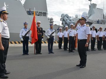 Trung tá Hoàng Anh, Thuyền trưởng Tàu 016-Quang Trung chào báo cáo chỉ huy Lữ đoàn 162. 