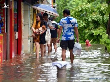 Bão Wipha đổ bộ, đường phố Trung Quốc biến thành sông - Ảnh 6.