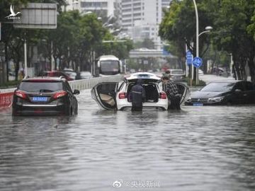 Bão Wipha đổ bộ, đường phố Trung Quốc biến thành sông - Ảnh 11.