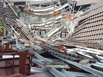Hiện trường vụ sập mái hội trường, rất may không có thiệt hại về người