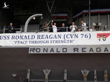 Tàu sân bay Mỹ USS Ronald Reagan với khẩu hiệu "Hoà bình nhờ sức mạnh" khi cập cảng Manila, Philippines. (Ảnh: AP) 
