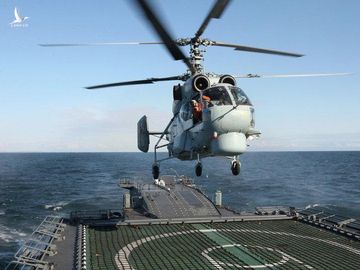 Ka-28 nổi bật bởi cái "bướu" dưới mũi trực thăng nơi chứa ăng ten radar Osminog để tìm kiếm các mục tiêu mặt nước, như kính tiềm vọng của tàu ngầm, quét bề mặt đại dương trong nhiệm vụ tìm kiếm cứu nạn. Radar này có thể phát hiện mục tiêu mặt nước ở cự ly 30 km. Ảnh: Sputnik. 