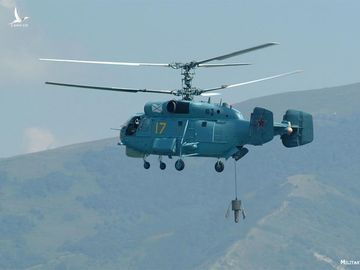 Ka-28 nổi bật bởi cái "bướu" dưới mũi trực thăng nơi chứa ăng ten radar Osminog để tìm kiếm các mục tiêu mặt nước, như kính tiềm vọng của tàu ngầm, quét bề mặt đại dương trong nhiệm vụ tìm kiếm cứu nạn. Radar này có thể phát hiện mục tiêu mặt nước ở cự ly 30 km. Ảnh: Sputnik. 