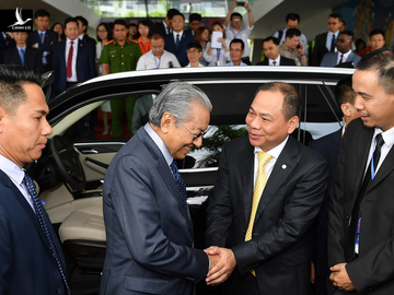 Trả lời câu hỏi của ông Phạm Nhật Vượng về cảm nghĩ khi lái chiếc VinFast, ông Mahathir Mohamad khen: "Xe rất khoẻ, thiết kế rất đẹp, tiếc là tôi chỉ lái được có 100km/h thôi.". Người đứng đầu tập đoàn Vingroup hẹn dịp tới sẽ mời Thủ tướng Malaysia thử cảm giác lái ở tốc độ 200km/h. 