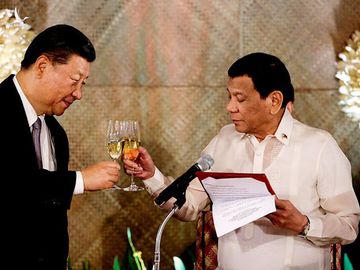 Chủ tịch Trung Quốc Tập Cận Bình (trái) nâng ly cùng Tổng thống Philippines Rodrigo Duterte tại Manila 