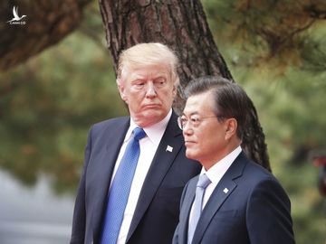 Tổng thống Mỹ Donald Trump (trái) và lãnh đạo Hàn Quốc Moon Jae In trong một cuộc gặp tại Nhà Xanh ở Seoul, Hàn Quốc hồi tháng 11-2017 - Ảnh: AP