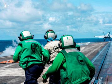 Chiến đấu cơ cất cánh từ tàu sân bay USS Ronald Reagan ở Biển Đông 