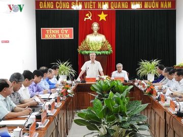 thuong truc ban bi thu tran quoc vuong lam viec voi tinh uy kon tum hinh 1