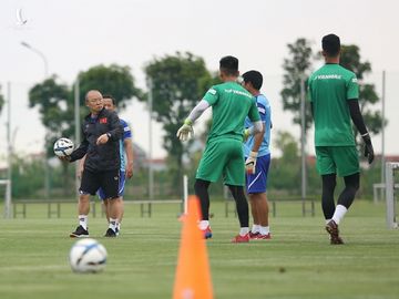 HLV Park Hang Seo băn khoăn chọn hợp đồng hay World Cup