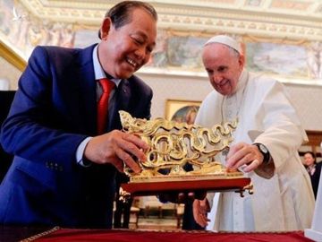 Phó thủ tướng Trương Hòa Bình tặng quà cho Giáo Hoàng Francis trong chuyến thăm Vatican hồi 10/2018 