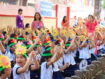 Bố mẹ thi nhau khoe ảnh con đi khai giảng tràn ngập newfeed