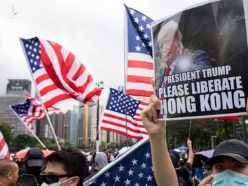 Người biểu tình Hong Kong mang cờ Mỹ, kêu gọi TT Trump "giải phóng Hong Kong"