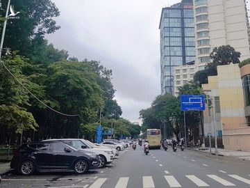 Bãi đỗ xe luôn rất đông nhưng nguồn thu về ngân sách thì “teo tóp” /// Ảnh: Trác Rin - Đàm Huy 