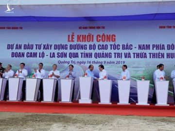 Thủ tướng Nguyễn Xuân Phúc, Phó thủ tướng Trịnh Đình Dũng cùng các đại biểu ấn nút khởi công công trình /// Ảnh: Nguyễn Phúc