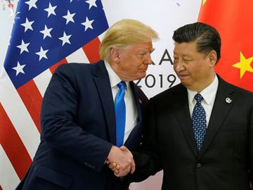 Trump (trái) bắt tay Tập Cận Bình khi gặp nhau bên lề hội nghị G20 ở Nhật cuối tháng 6. Ảnh: Reuters.