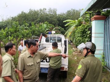 Đưa 4 nữ nghi can thực nghiệm hiện trường vụ thi thể trong bê tông - Ảnh 4.