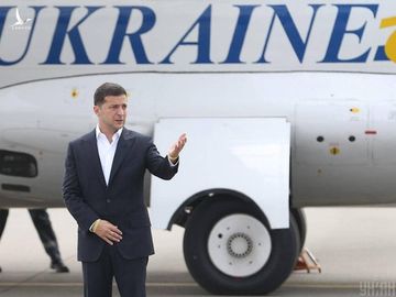 Ông Volodymyr Zelensky ra sân bay đón các tù nhân người Ukraine trở về - ảnh UNIAN. 