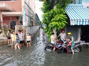 Triều cường kỷ lục, nước sông nước cống bủa vây nhiều tuyến đường TP.HCM - Ảnh 16.