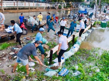 Triều cường kỷ lục, nước sông nước cống bủa vây nhiều tuyến đường TP.HCM - Ảnh 15.