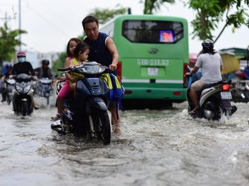 Triều cường kỷ lục, nước sông nước cống bủa vây nhiều tuyến đường TP.HCM - Ảnh 10.