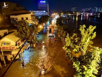 Triều cường kỷ lục, nước sông nước cống bủa vây nhiều tuyến đường TP.HCM - Ảnh 2.