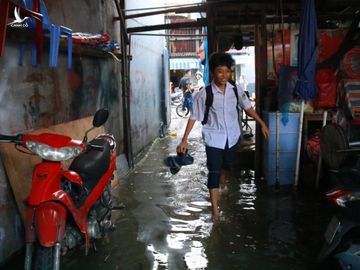 Triều cường kỷ lục, nước sông nước cống bủa vây nhiều tuyến đường TP.HCM - Ảnh 8.