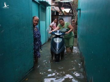 Triều cường kỷ lục, nước sông nước cống bủa vây nhiều tuyến đường TP.HCM - Ảnh 3.