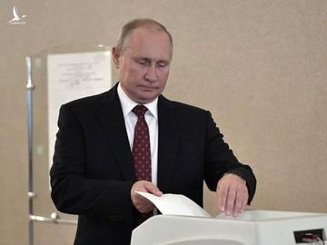 Tổng thống Nga Vladimir Putin tham gia bỏ phiếu tại Moscow ngày 8.9 - Ảnh: Reuters