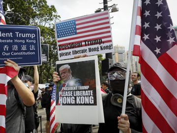 Người biểu tình Hong Kong mang cờ Mỹ, kêu gọi TT Trump "giải phóng Hong Kong"