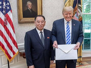 Phó chủ tịch đảng Lao động Triều Tiên Kim Yong Chol gửi cho Tổng thống Trump một lá thư từ ông Kim Jong Un vào ngày 1/6. Ảnh: Yonhap. 