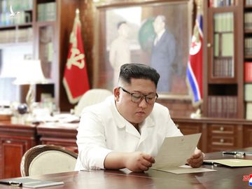 Hình ảnh do truyền thông Triều Tiên công bố, mô tả ông Kim Jong Un đang đọc thư của Tổng thống Trump vào ngày 23/6 tại văn phòng làm việc. Ảnh: Yonhap. 