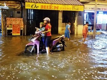 21h30, triều cường hạ nhưng đường Mễ Cốc vẫn ngập sâu. Ảnh: Nguyễn Lâm.