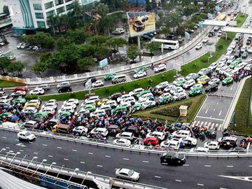 Sân bay Tân Sơn Nhất bên ngoài kẹt xe, bên trong kẹt máy bay